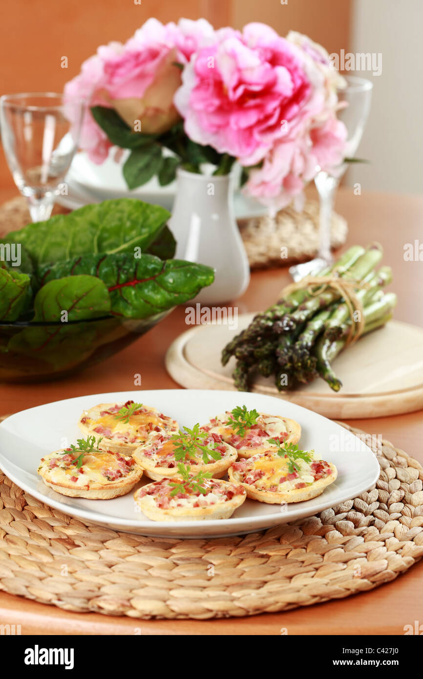 Kleine kitschig Kuchen als Vorspeise auf dem Tisch Stockfoto