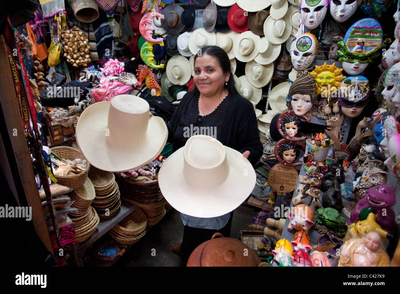 Peru, Cajamarca, Indianerin typischen Hüte zu verkaufen. Stockfoto