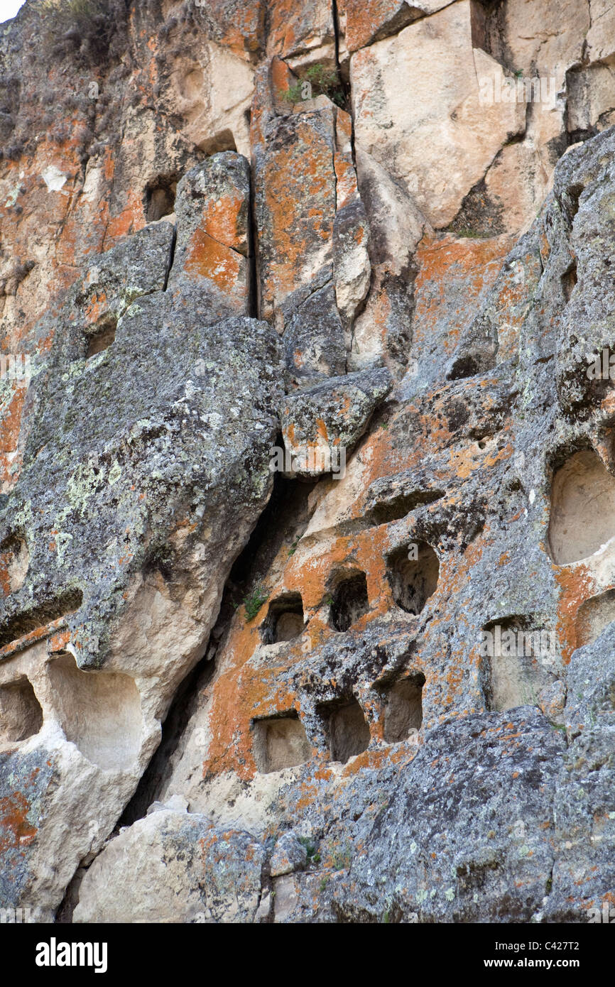 Peru, Otuzco, Ventanillas de Otuzco. Prä-Inka Nekropolen mit Grabbeigaben Nischen in den Hang gebaut. Stockfoto