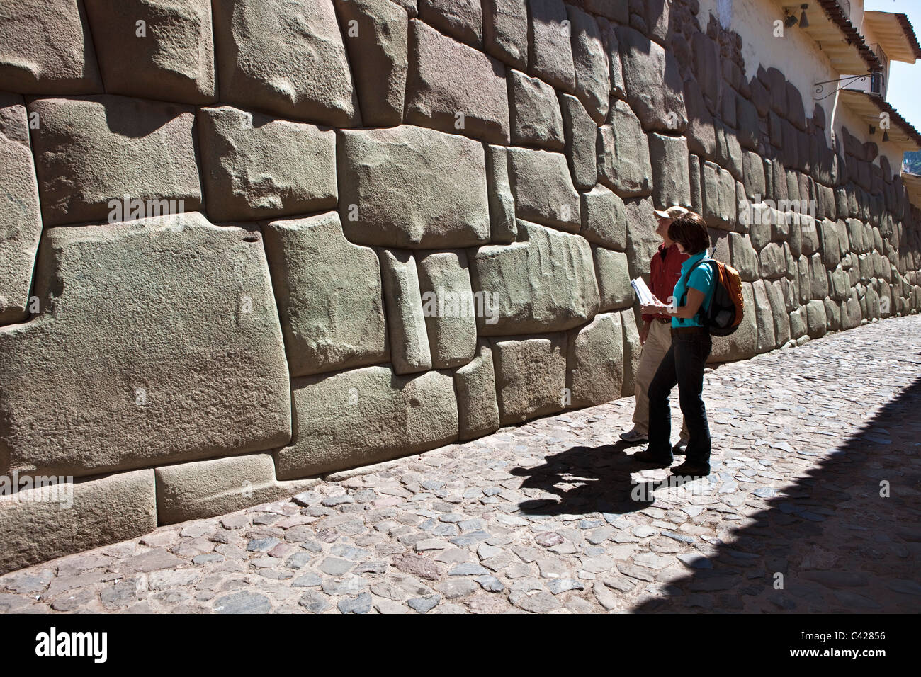 Beispiele von polygonalen Mauerwerk. Touristen-paar. UNESCO-Weltkulturerbe. Stockfoto