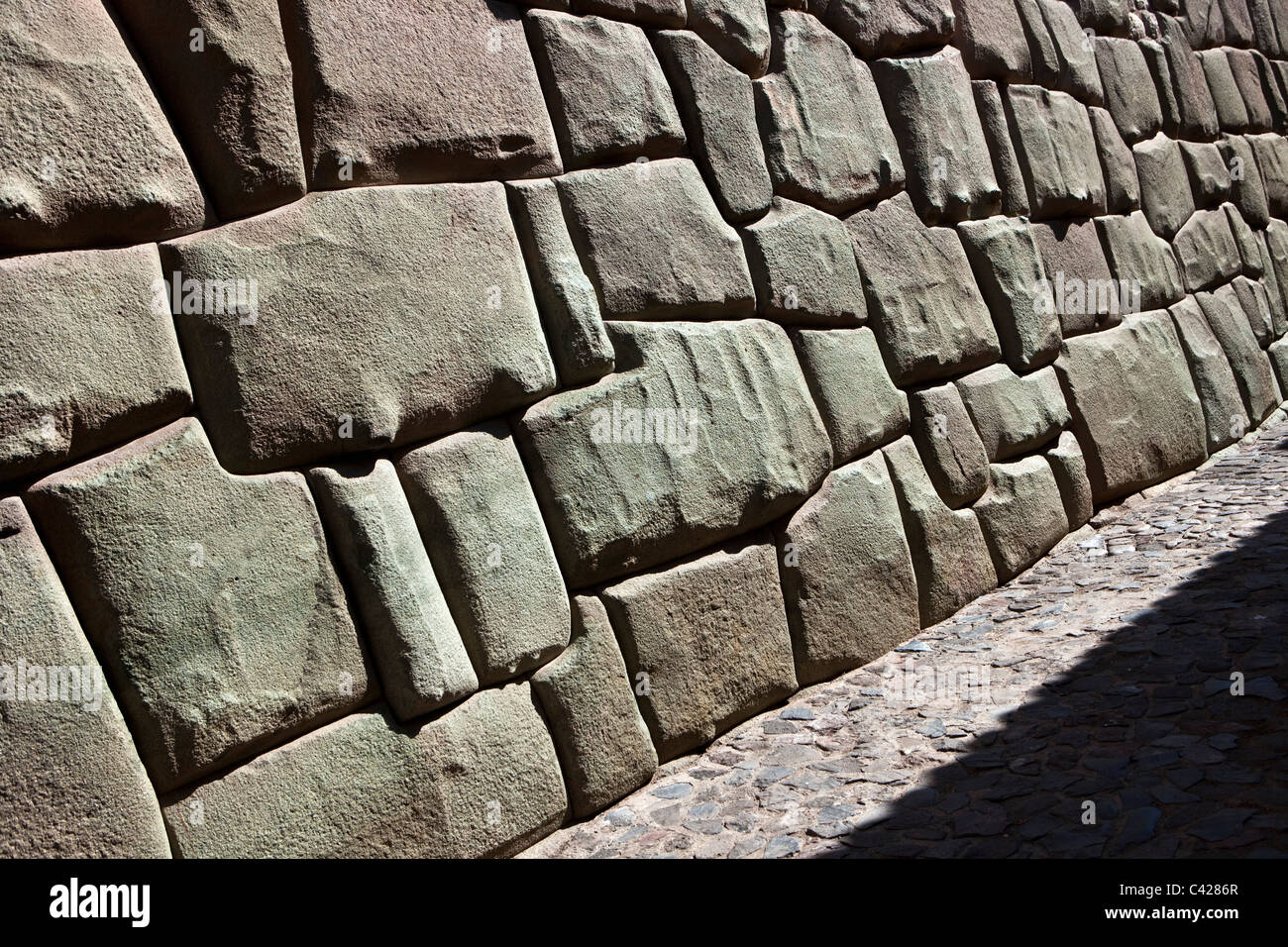 Cuzco, Wand des Museum für religiöse Kunst vor, die sechste Inka Inca Roca angehören. Beispiele von polygonalen Mauerwerk. Stockfoto