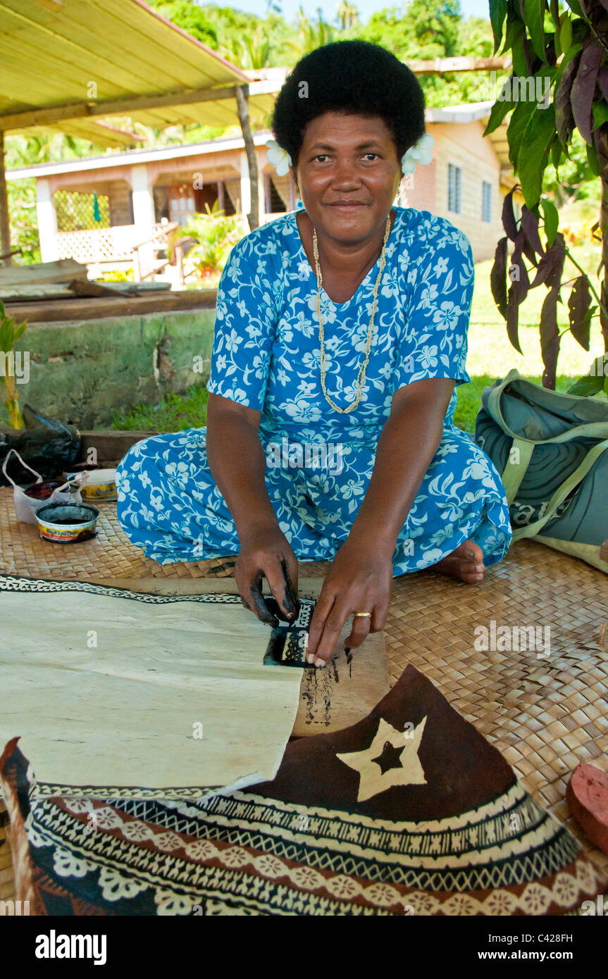 Fidschi Frau Malerei Design auf Tapa Tuch; Tongo Dorf, Qamea Island, Fidschi. Stockfoto
