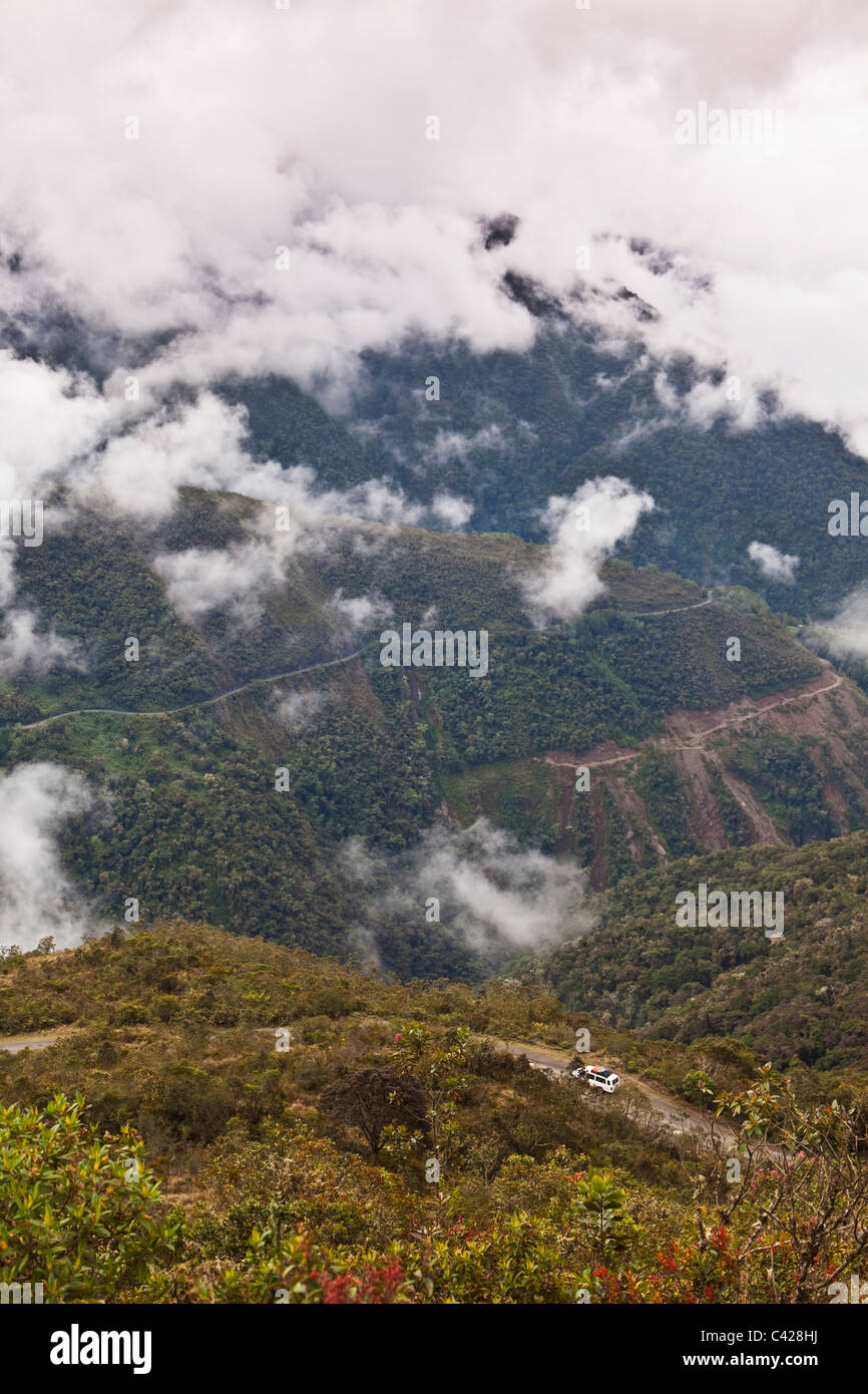 Peru, Las Cruses Straße im Nebelwald. Touristen im Auto zum Manu-Nationalpark. UNESCO-Weltkulturerbe. Stockfoto