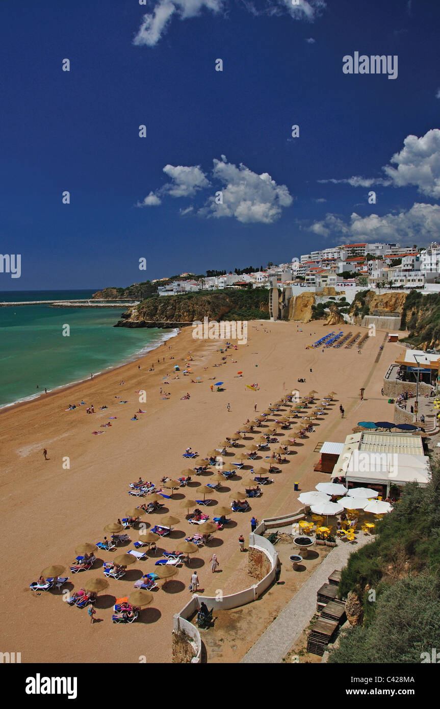 Reihen von Strohschirmen, Praia de Peneco, Albufeira, Algarve-Region, Portugal Stockfoto