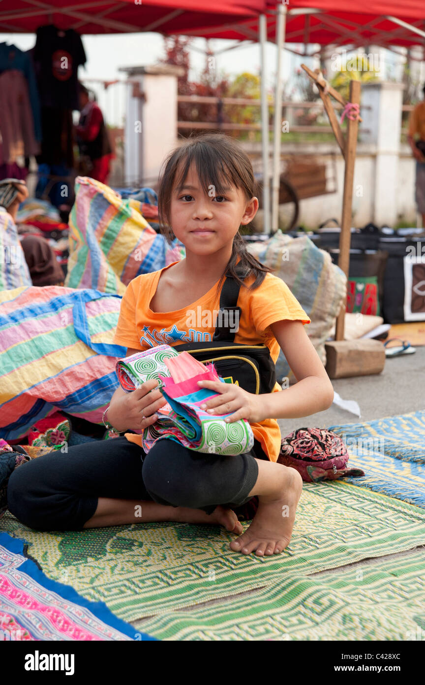 Junge Mädchen mit ihrem Handwerk in Luang Prabang die alte königliche Hauptstadt von Laos zu vermarkten Stockfoto