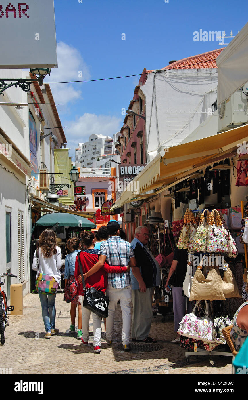 Einkaufsstraße in der Altstadt, Albufeira, Algarve Region, Portugal Stockfoto