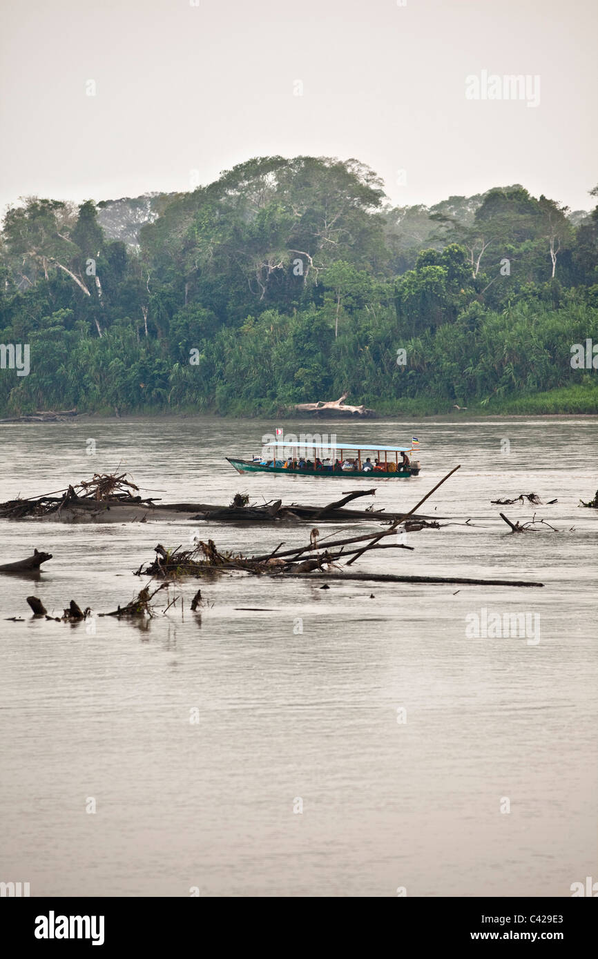 Peru, Boca Manu Manu Nationalpark, UNESCO-Weltkulturerbe, Fluss Rio Madre de Dios. Boot Transport von Touristen. Stockfoto