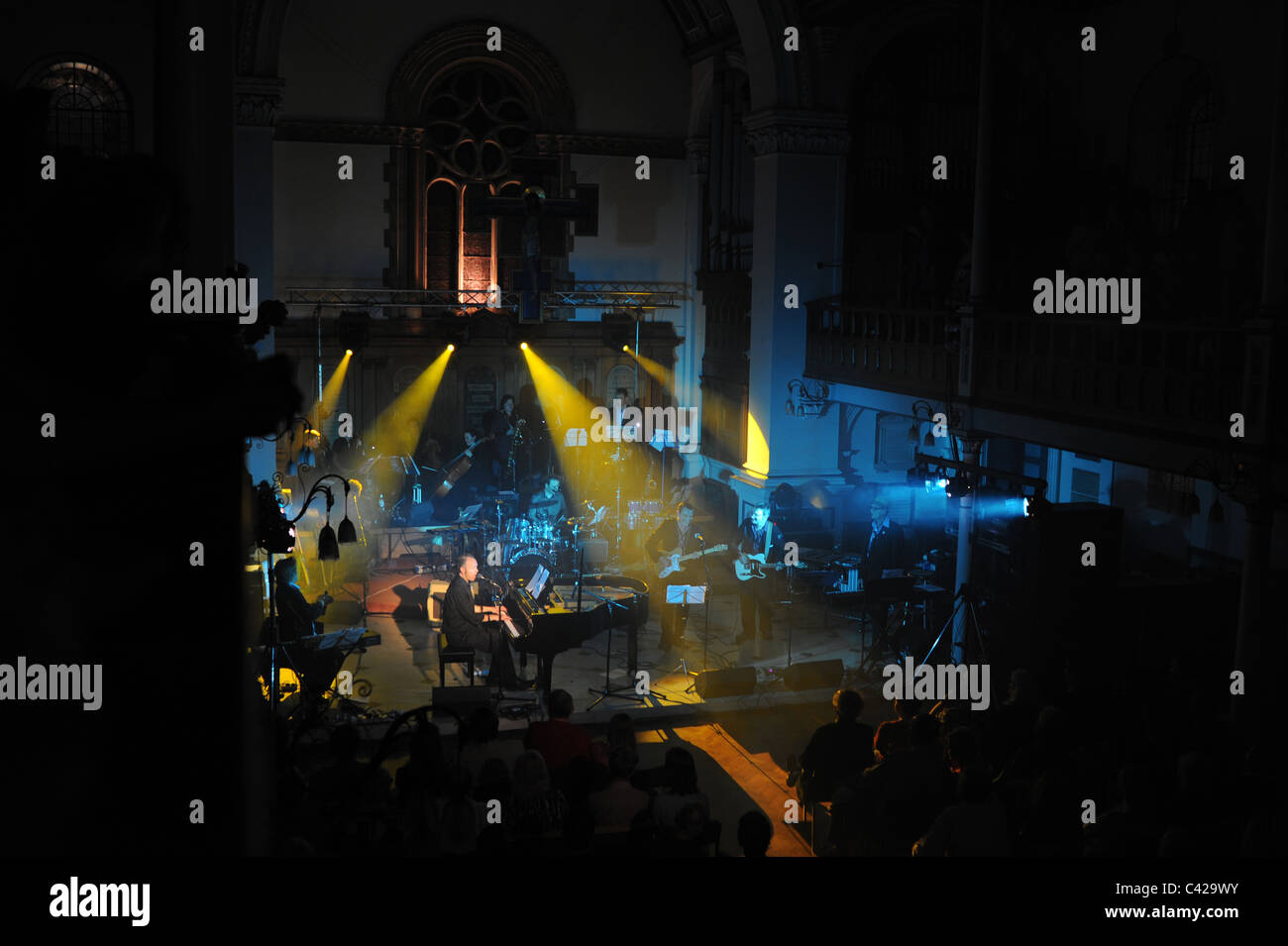 Brighton Beach Boys und psychedelischen Liebe Orchester Pop-Träume Vs Abbey Road in der St. Georges Church in Brighton Stockfoto