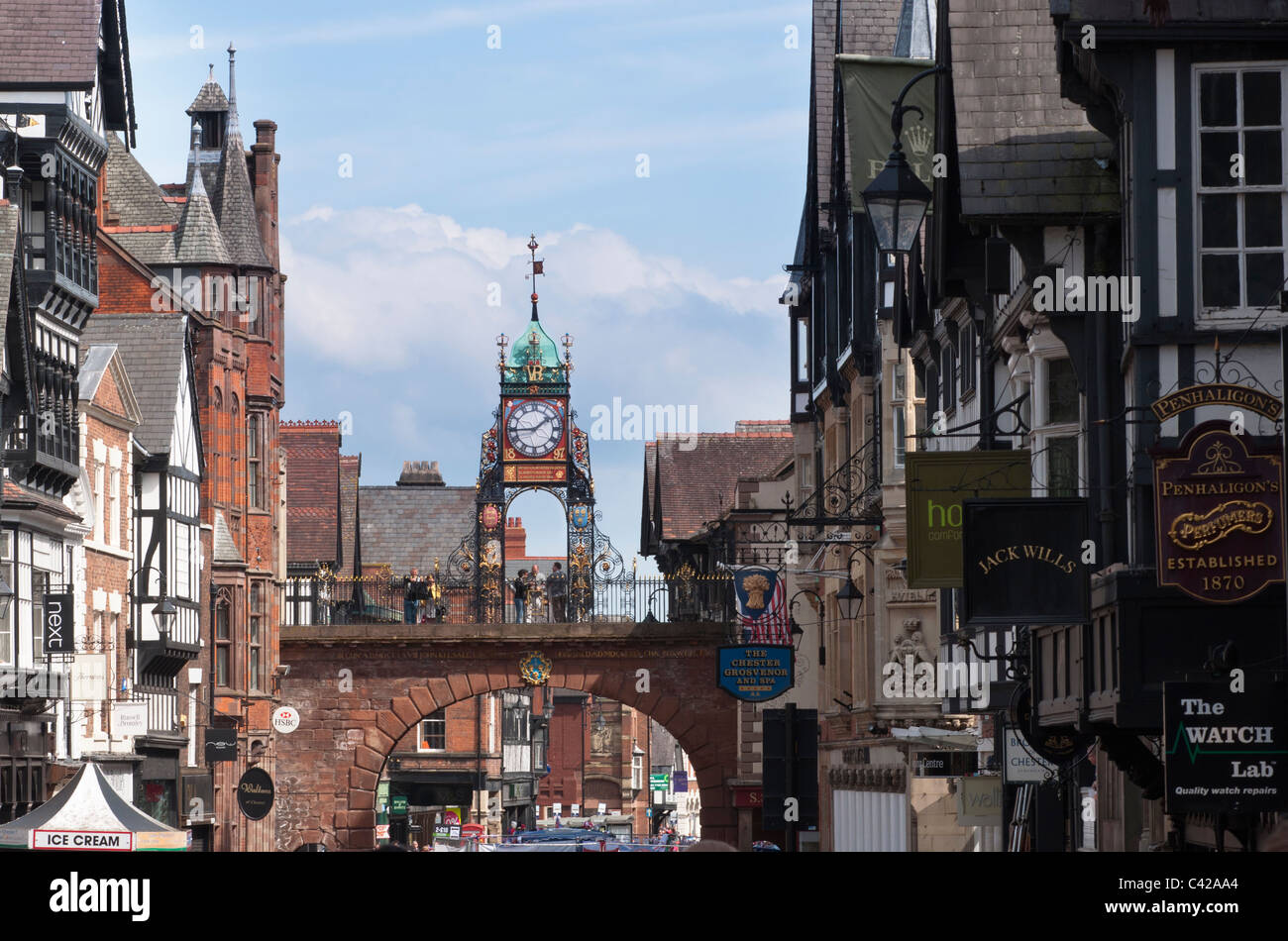 Chester Stadtzentrum, blickte Eastgate Street mit seinen viktorianischen Uhr. Cheshire. UK Stockfoto
