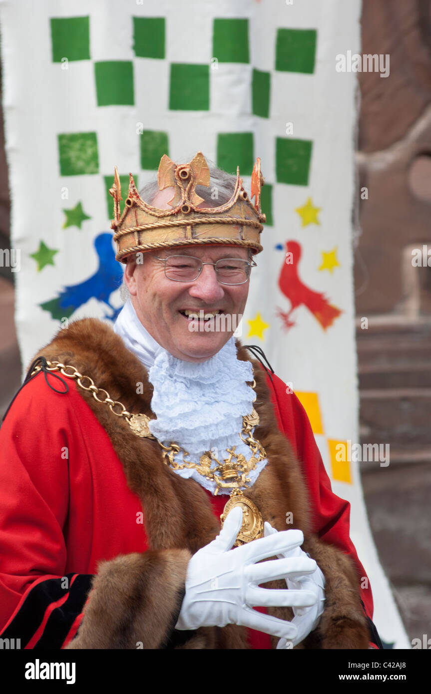 Der Oberbürgermeister von Chester, Stadtrat Neil Ritchie an Str. Georges Tag feiern. Chester. Cheshire. England. Stockfoto