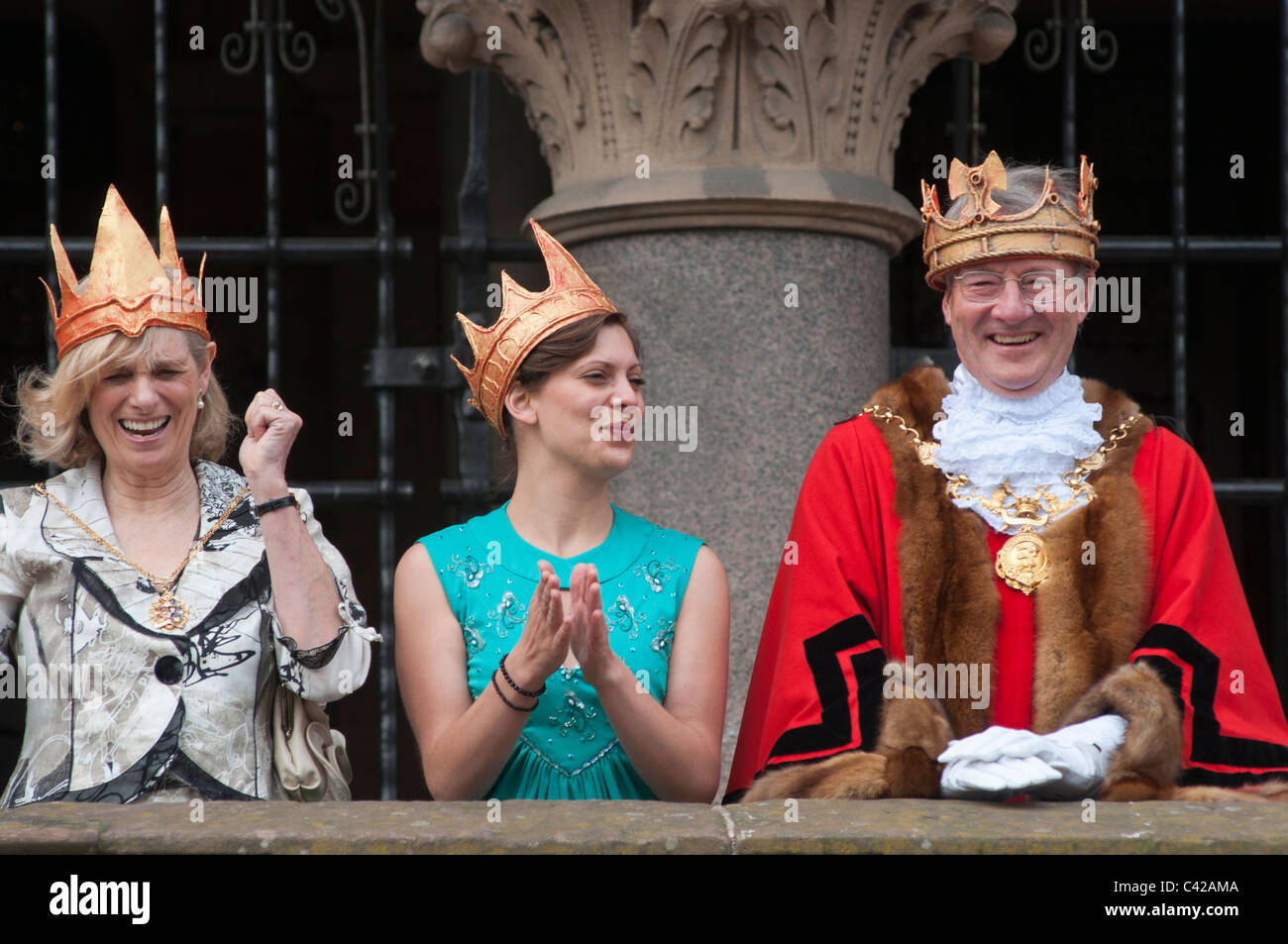 Der Oberbürgermeister von Chester, Stadtrat Neil Ritchie, mit seiner Frau an Str. Georges Tag feiern. Chester. Cheshire. England. Stockfoto