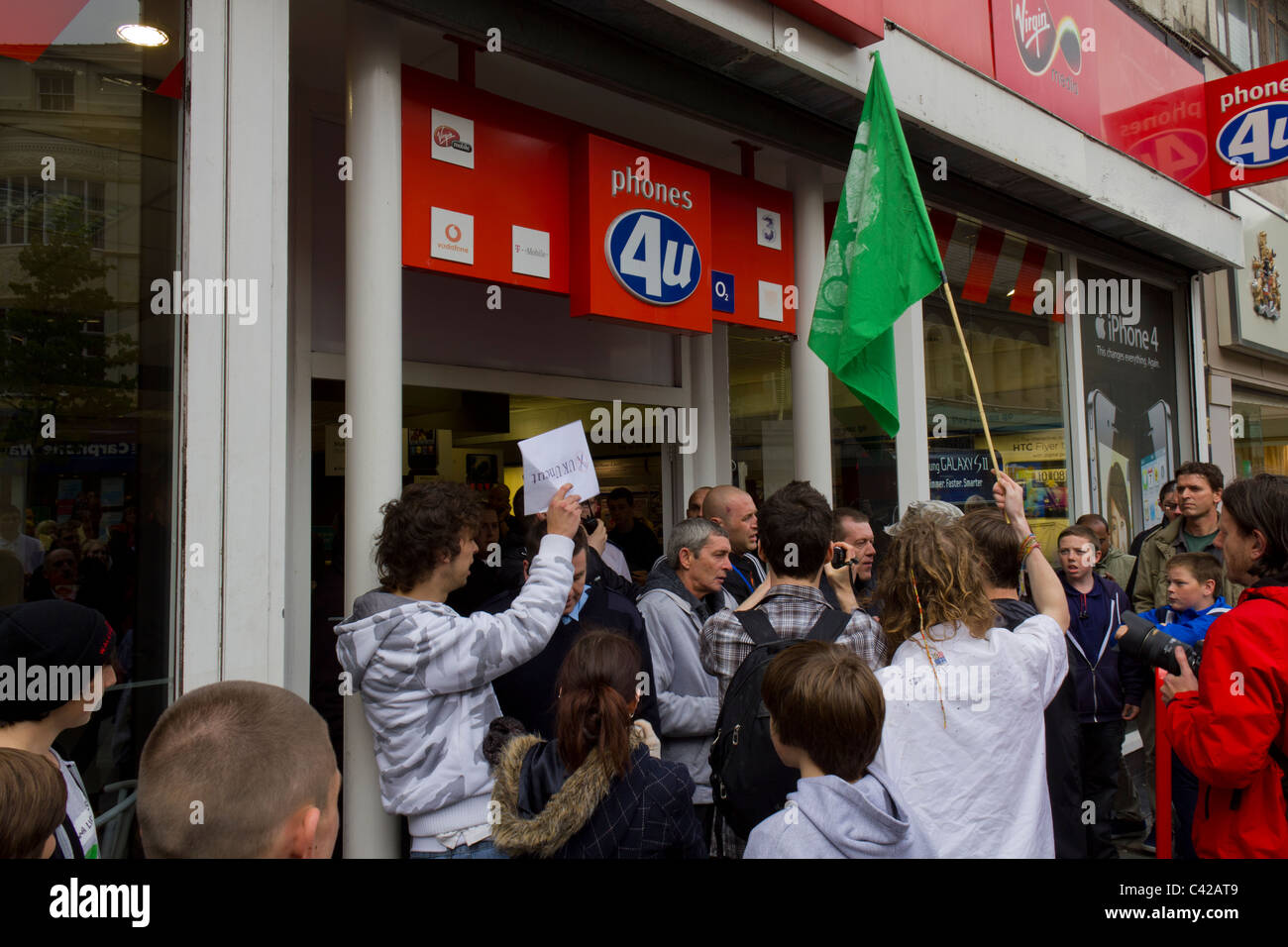 In Liverpool, UK Uncut Demonstranten protestieren gegen Vodafone, vor einem Phones4U Geschäft Stockfoto