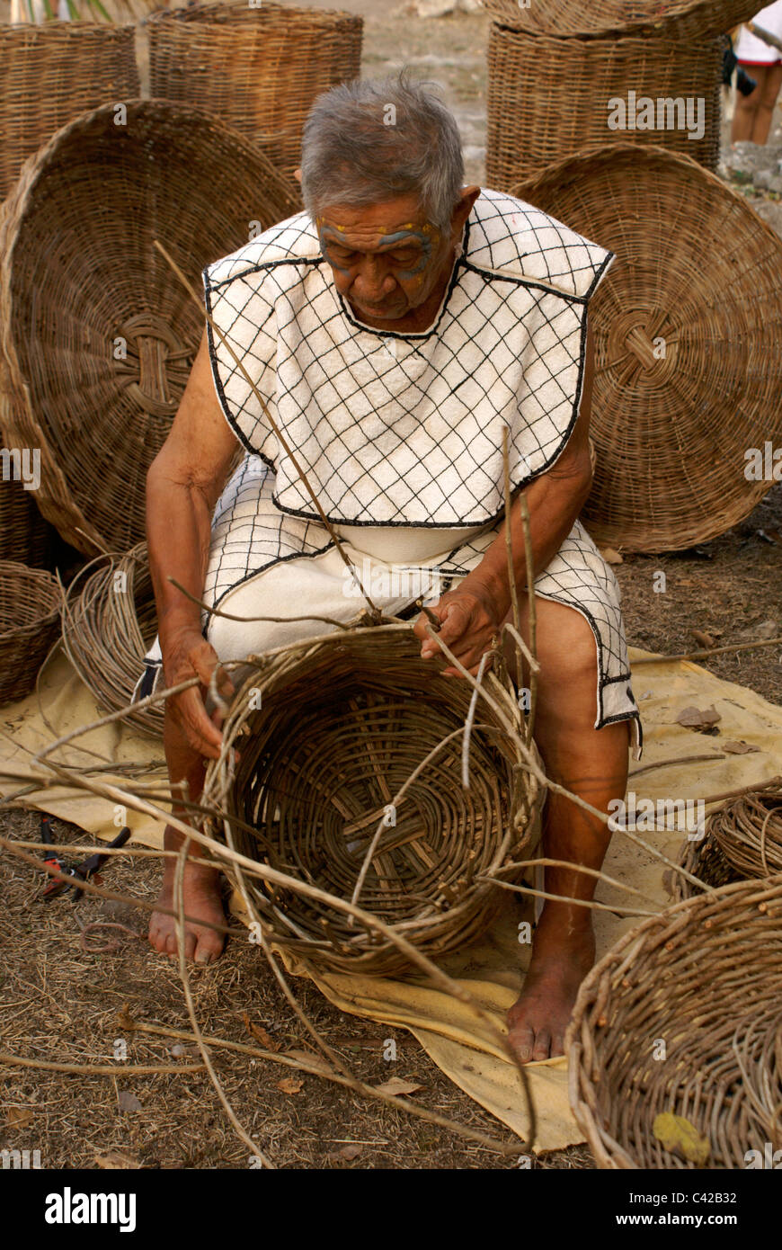 Maya korbmacher an einem Maya Markt, Heiligen Mayan Reise 2011, Riviera Maya, Xcaret Park, Quintana Roo, Mexiko Stockfoto