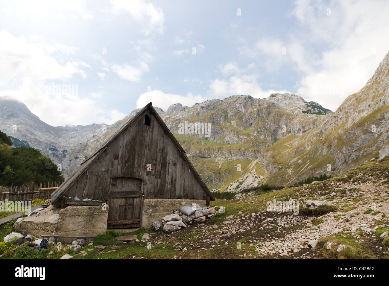 Hölzerne Hütte in rauh, felsig, Backcountry des UNESCO-Welterbes Nationalpark Durmitor, Montenegro Stockfoto
