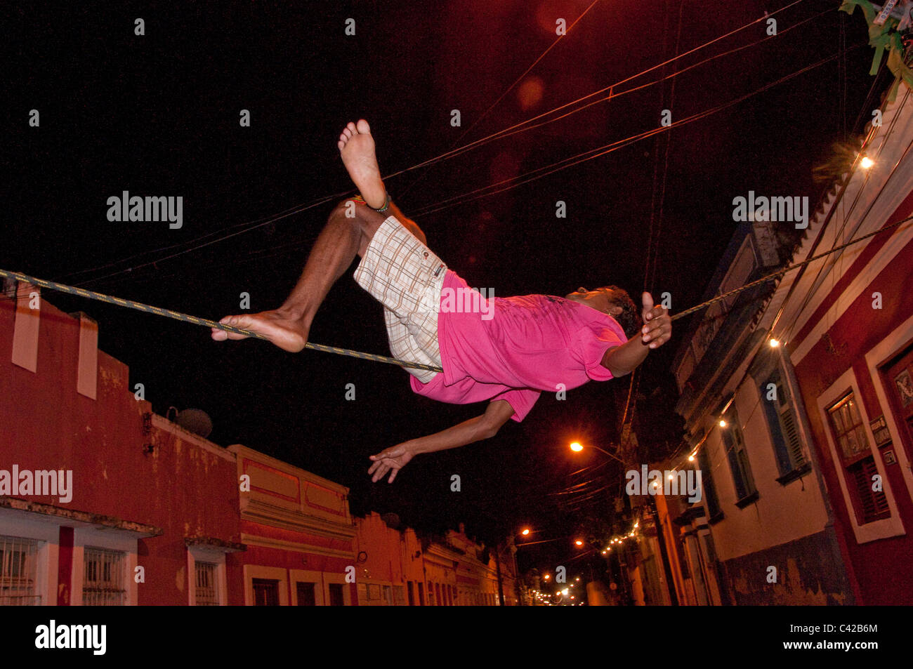 Seil-Entertainer im Abend Olinda-Brasilien Stockfoto