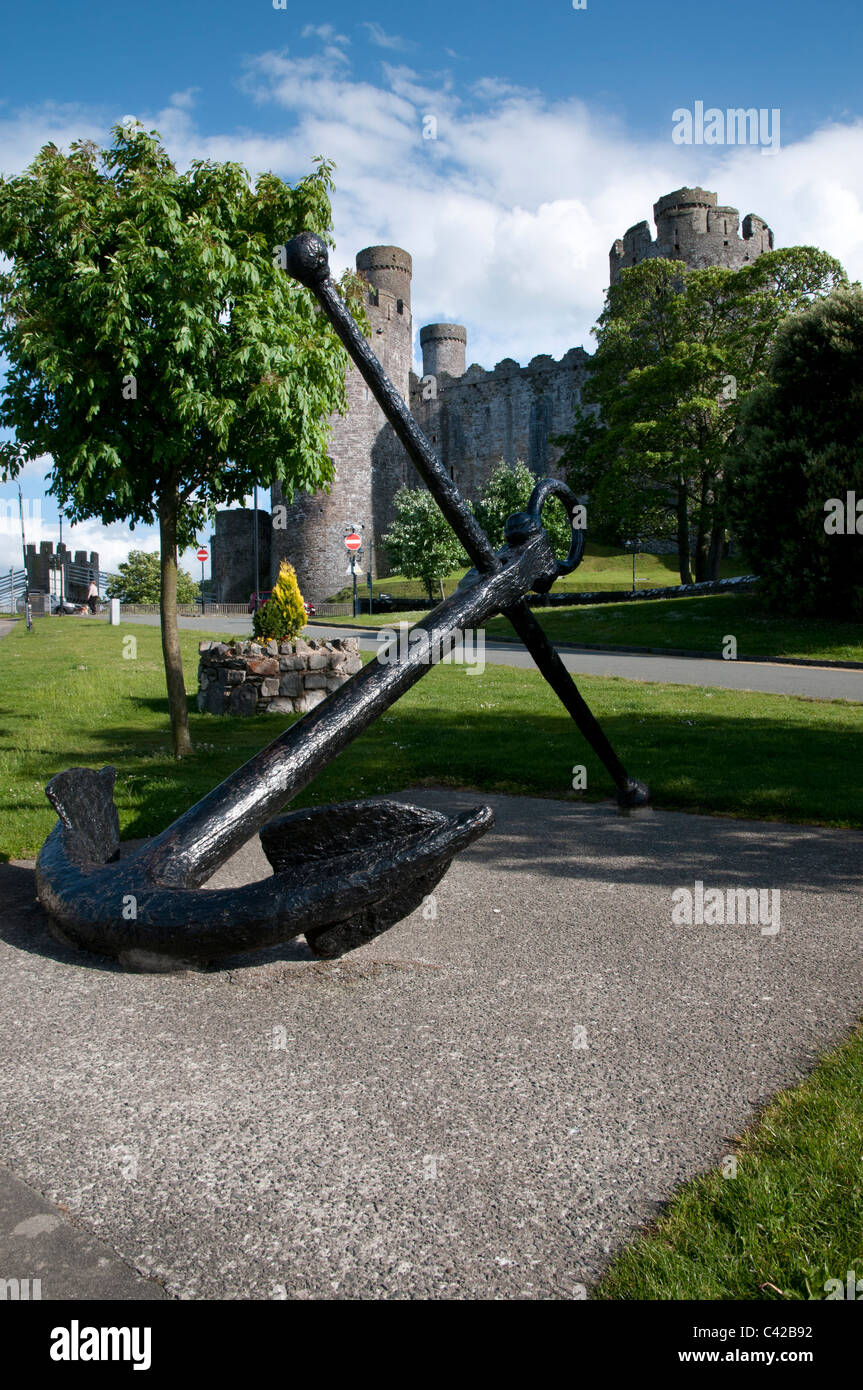 Riesigen Anker markiert den Kai in der Nähe von Conwy Castle in der Marktstadt von Conwy in Nordwales Stockfoto