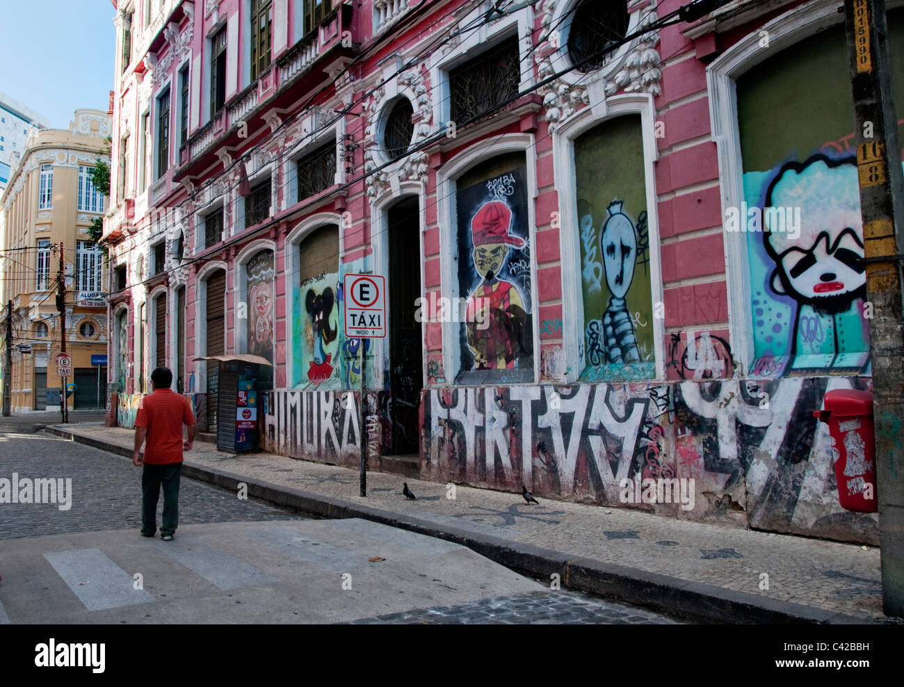 Straße mit Wand bedeckt mit Graffiti zentral Recife-Pernambuco-Brasilien Stockfoto