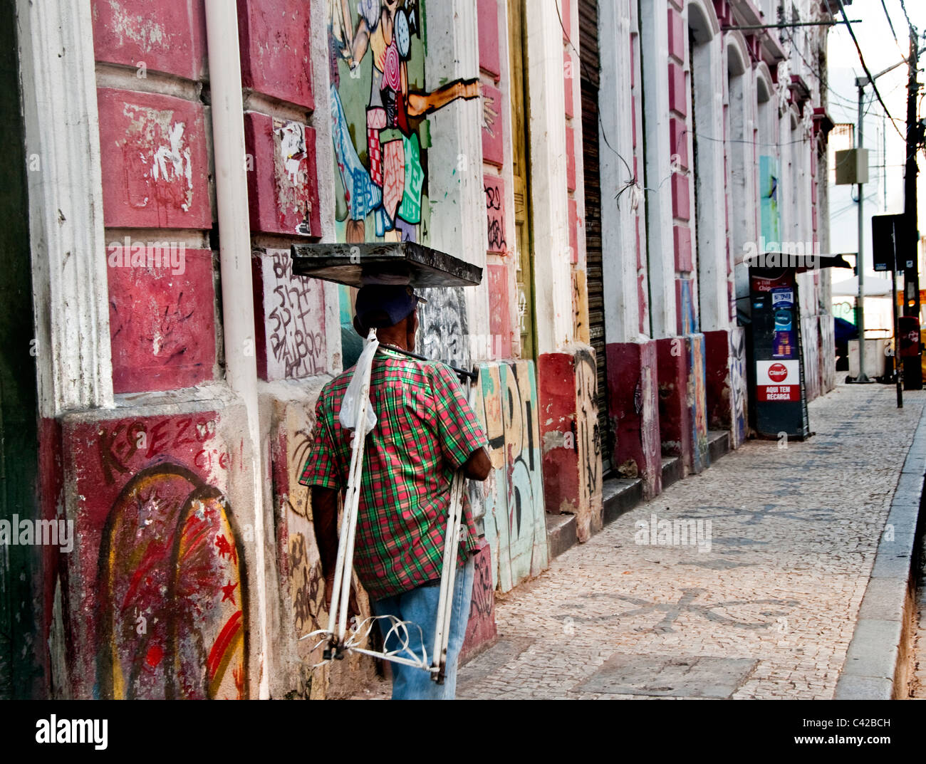 Straße mit Mann mit Tischplatte auf seinem Kopf zentrale Recife Brasilien Stockfoto