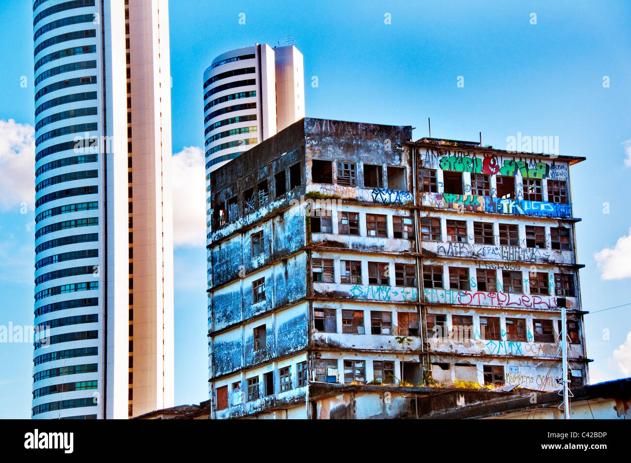 Gemischtes Alter und neuer Architektur in zentralen Recife Brasilien Stockfoto