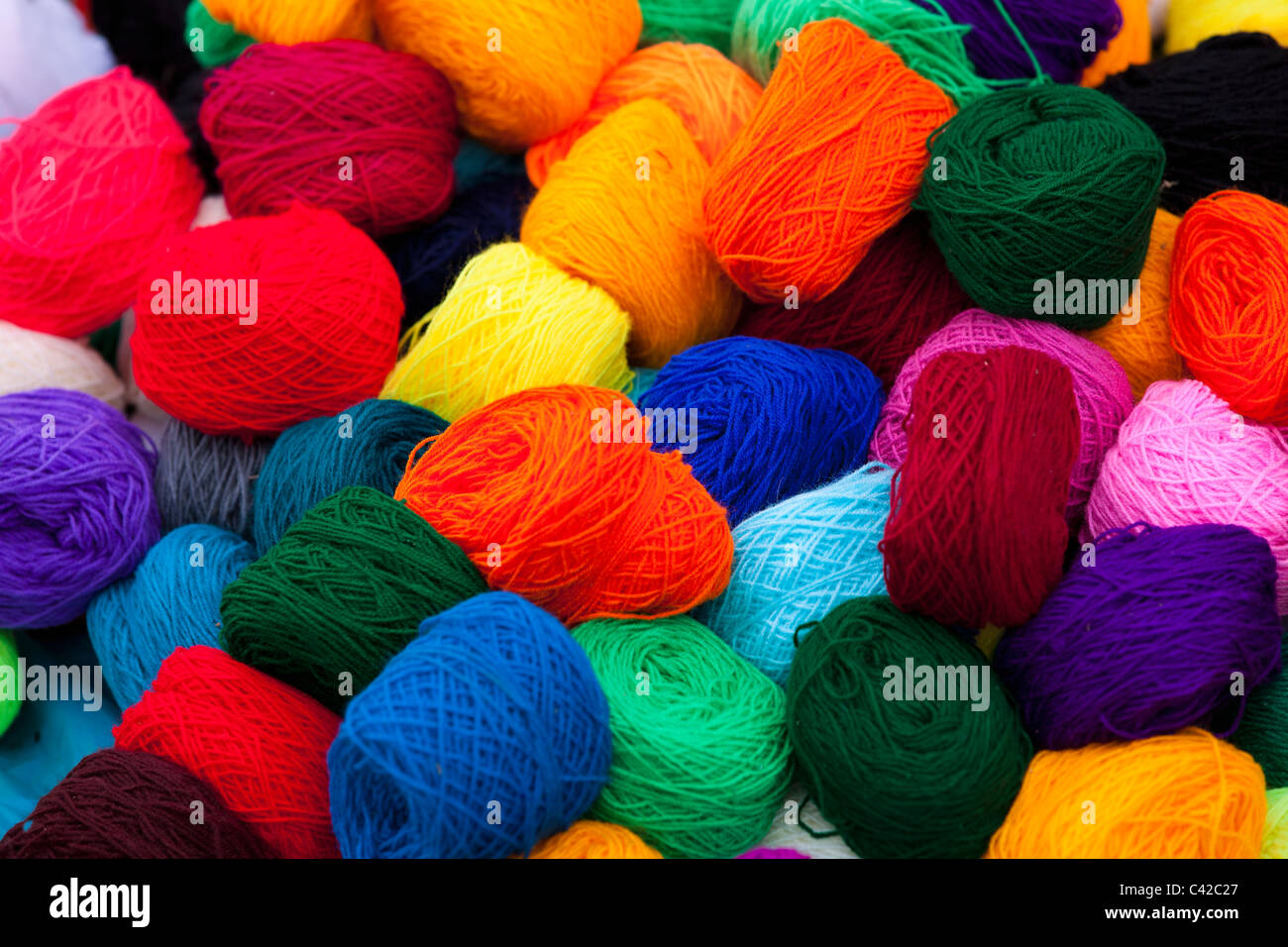 Peru, Huancarani, Wolle zum Verkauf auf Markt. Stockfoto