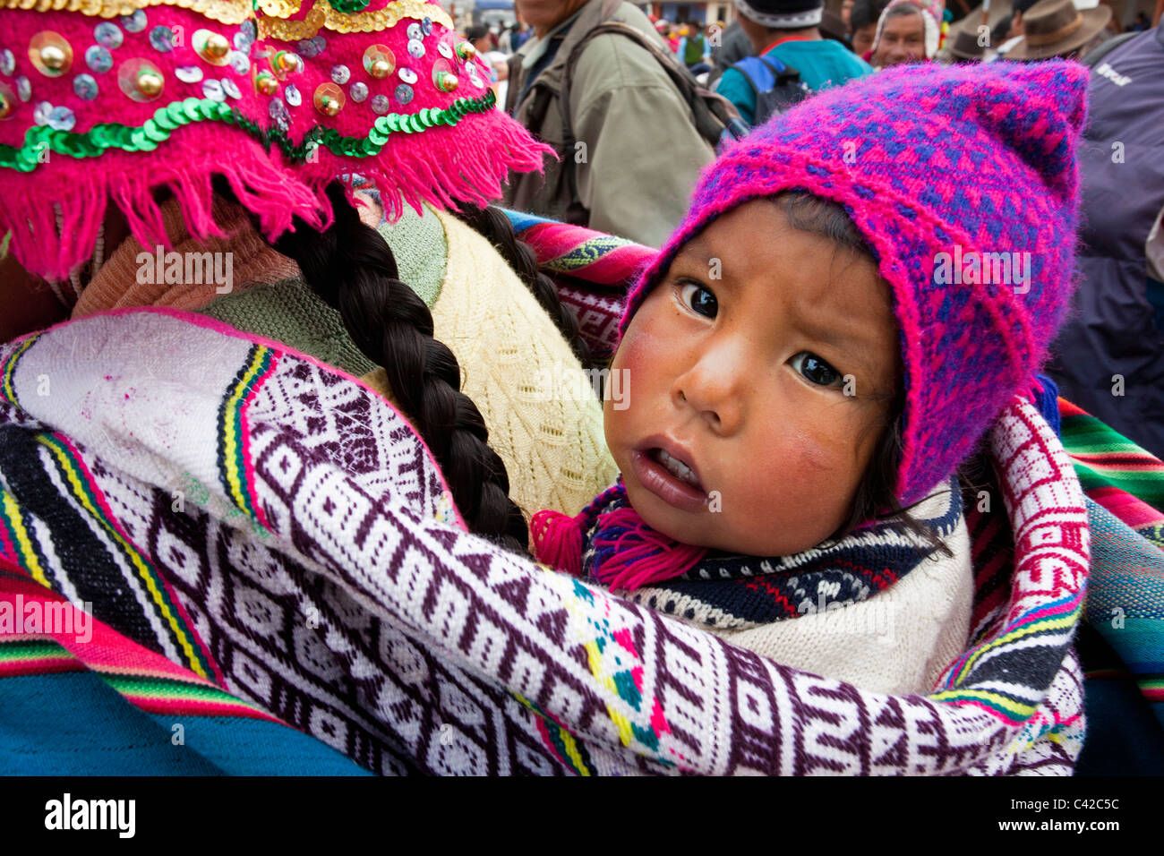 Peru, Huancarani, Kind von der Mutter getragen. Stockfoto