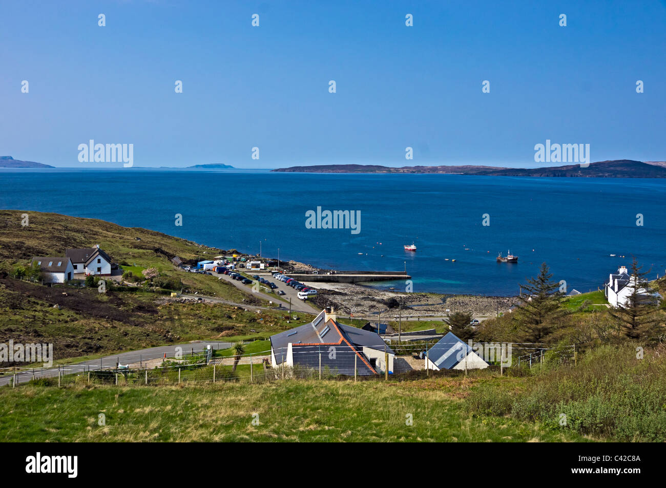 Pier-Bereich des kleinen Dorfes Elgol auf der Isle Of Skye mit Loch Scavaig Stockfoto