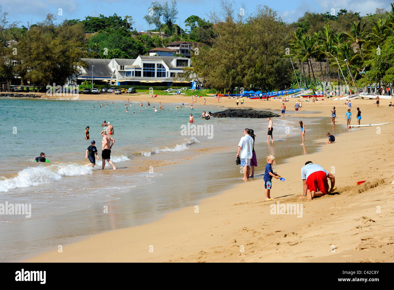 Urlauber entspannen Sie am Kalapaki Strand von Marriott Kauai Hawaii Nawilwili Bay Stockfoto