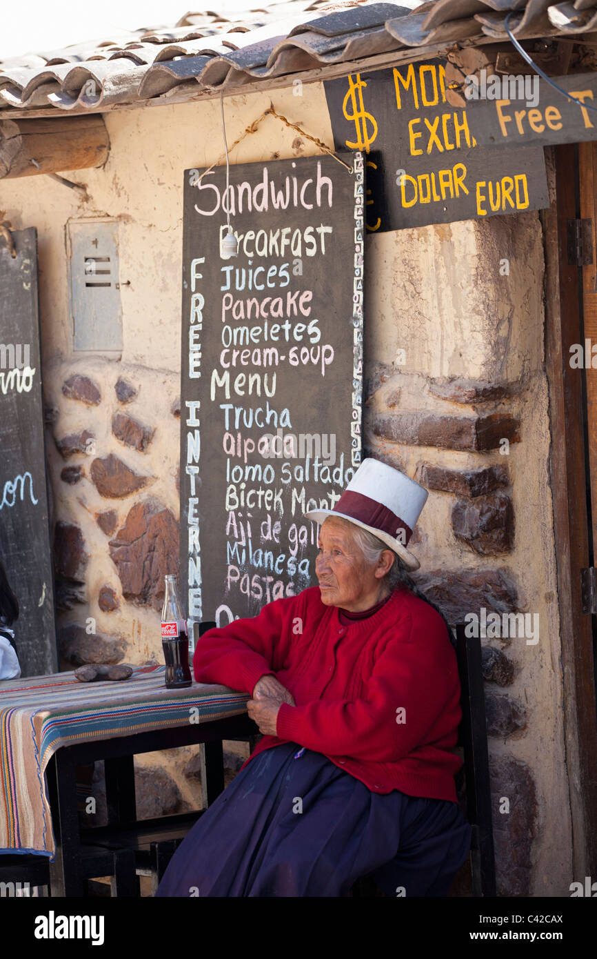 Peru, Ollantaytambo, Indianerin auf Terrasse am Hauptplatz. Stockfoto