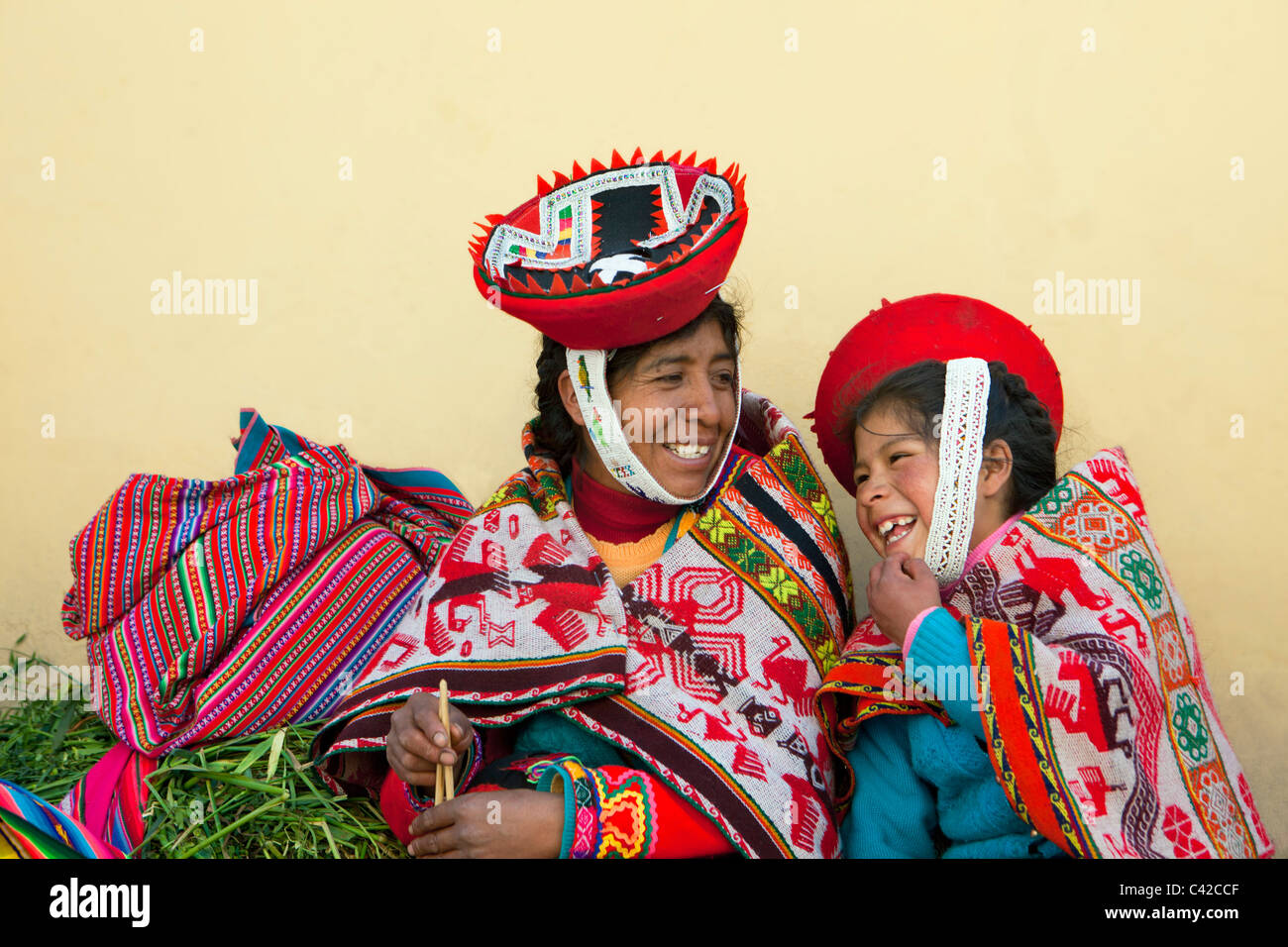 Peru, Ollantaytambo, indische Mutter und Kind aus Patacancha oder Patakancha in ihrer traditionellen Kleidung. Stockfoto