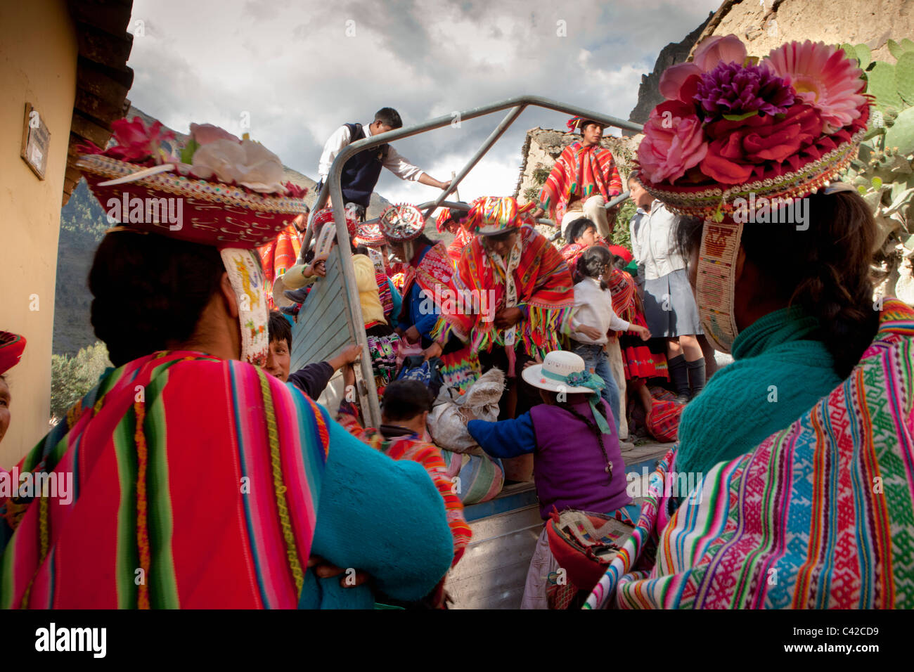 Peru, Ollantaytambo, Indian People aus Patacancha oder Patakancha in ihrer traditionellen Kleidung einsteigen in einen LKW nach Hause zu gehen. Stockfoto