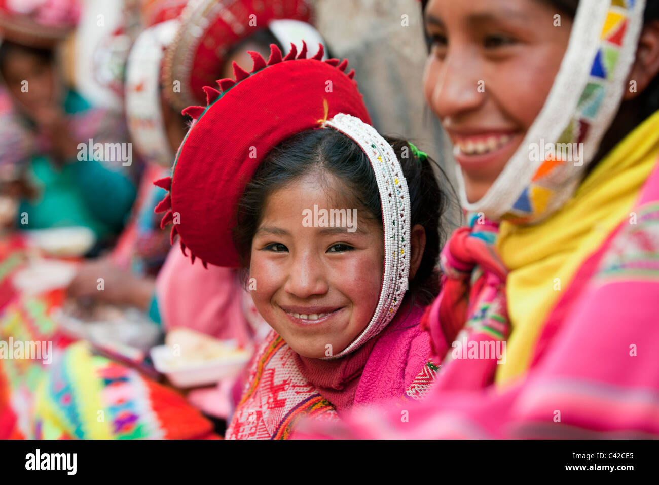 Peru, Ollantaytambo, indische Mädchen aus Patacancha oder Patakancha in traditioneller Tracht. Stockfoto