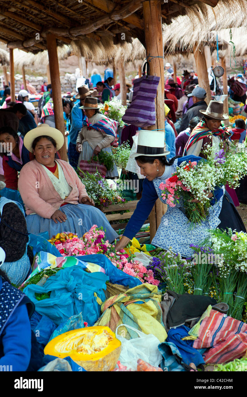 Peru, Chinchero, Frauen am Markt verkaufen und kaufen, Obst, Blumen und Gemüse. Stockfoto