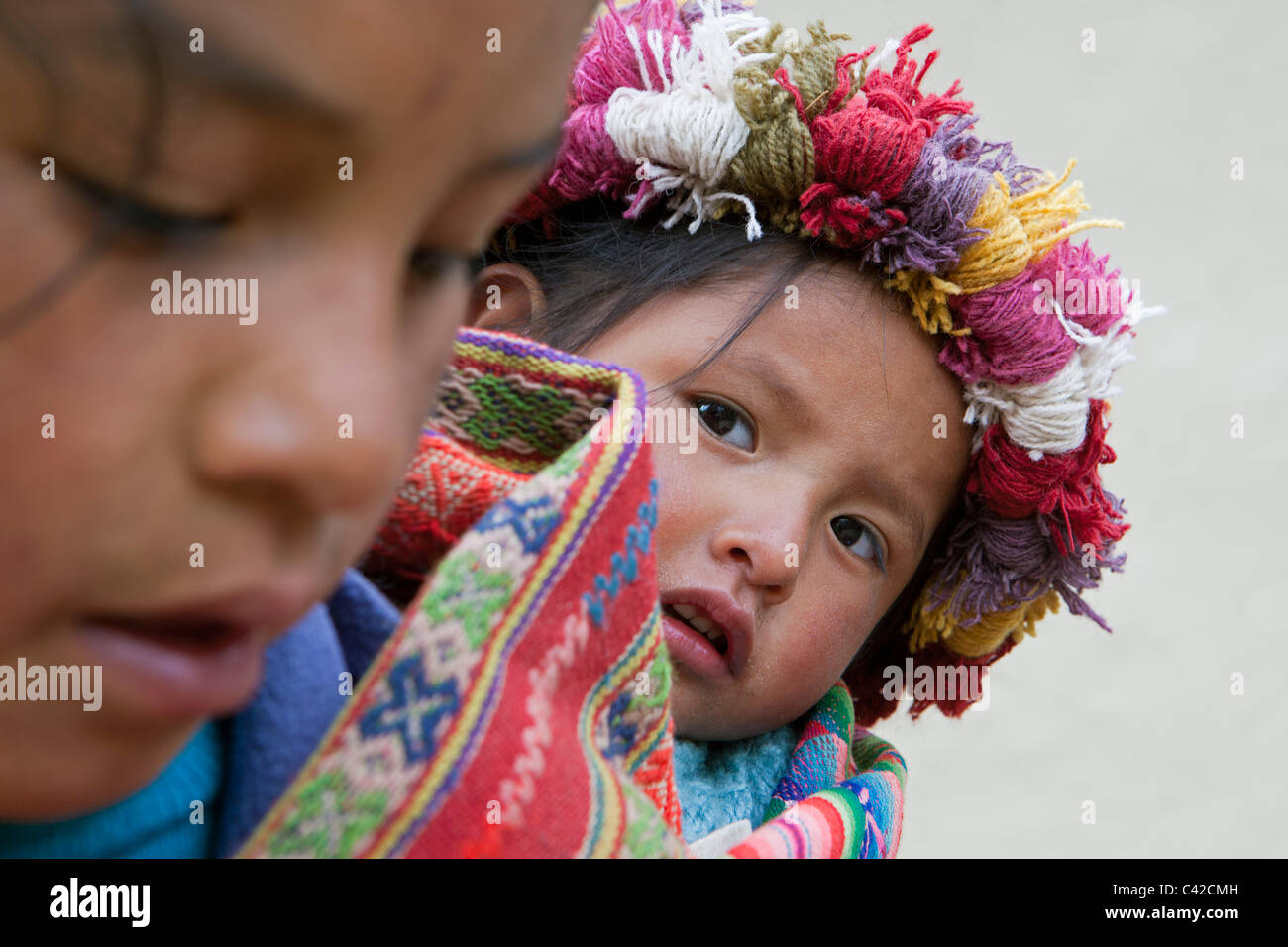 Peru, Patakancha, Patacancha, Dorf in der Nähe von Ollantaytambo. Indische Baby und Mädchen in traditioneller Tracht. Stockfoto