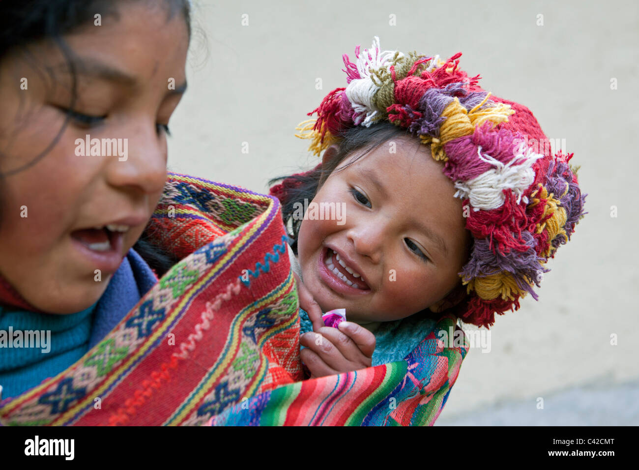 Peru, Patakancha, Patacancha, Dorf in der Nähe von Ollantaytambo. Indische Baby und Mädchen in traditioneller Tracht. Stockfoto