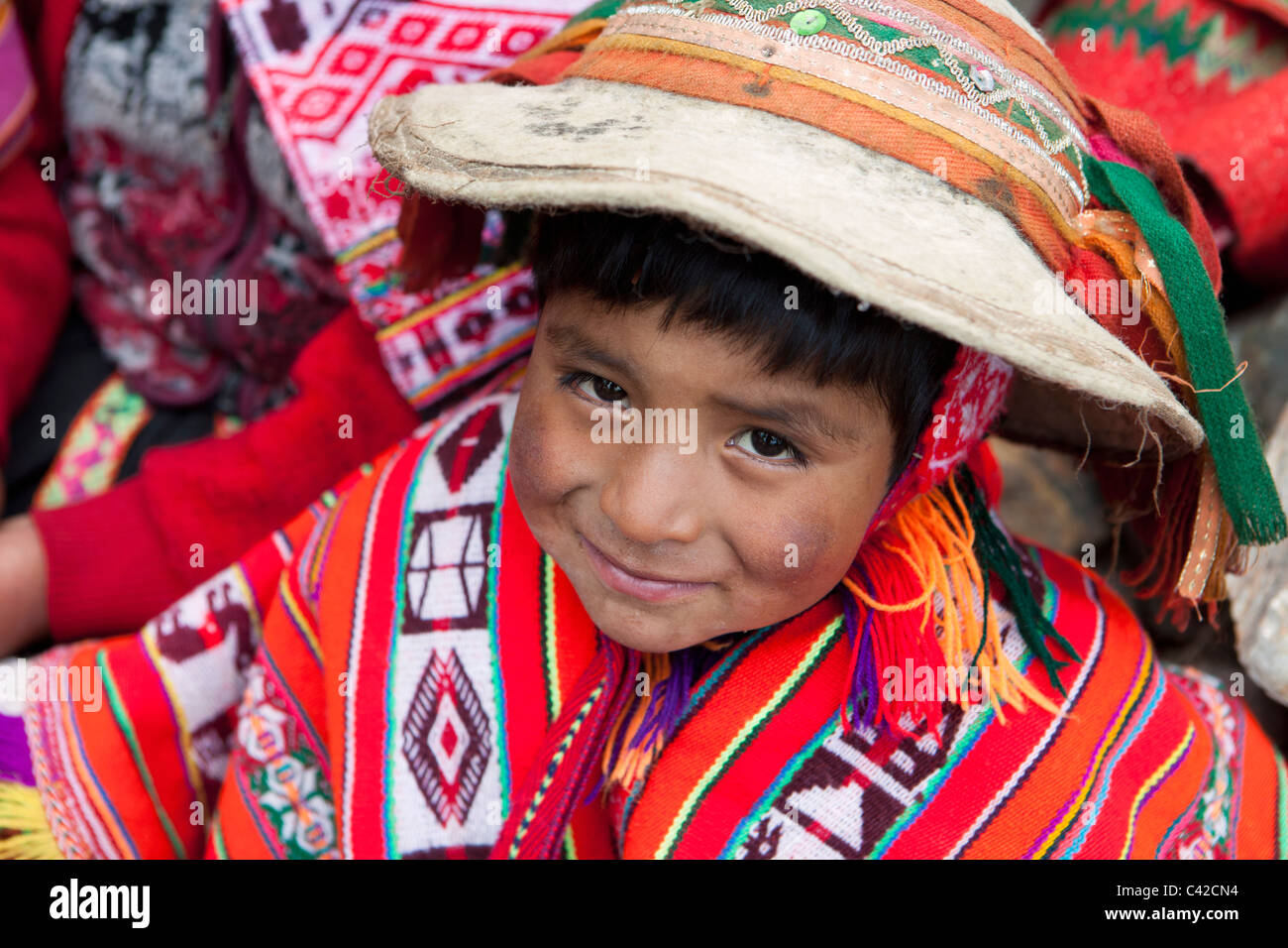 Peru, Patakancha, Patacancha, Dorf in der Nähe von Ollantaytambo. Indian Boy in traditioneller Tracht. Stockfoto
