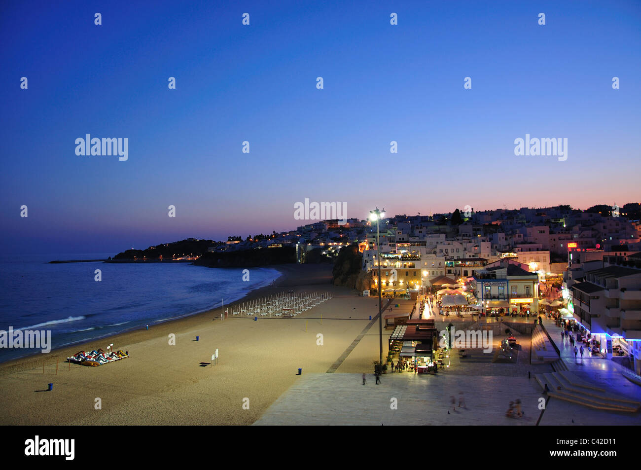 Blick auf die Altstadt in der Abenddämmerung, Albufeira, Algarve, Portugal Stockfoto