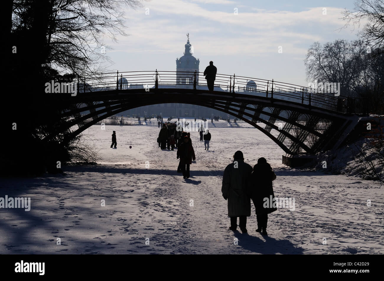 Menschen zu Fuß auf zugefrorenen See am Schloss Charlottenburg, Berlin Stockfoto