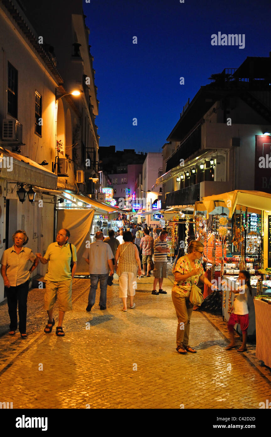 Straßenstände in der Abenddämmerung, Candido des Reis, Albufeira, Algarve-Region, Portugal Stockfoto
