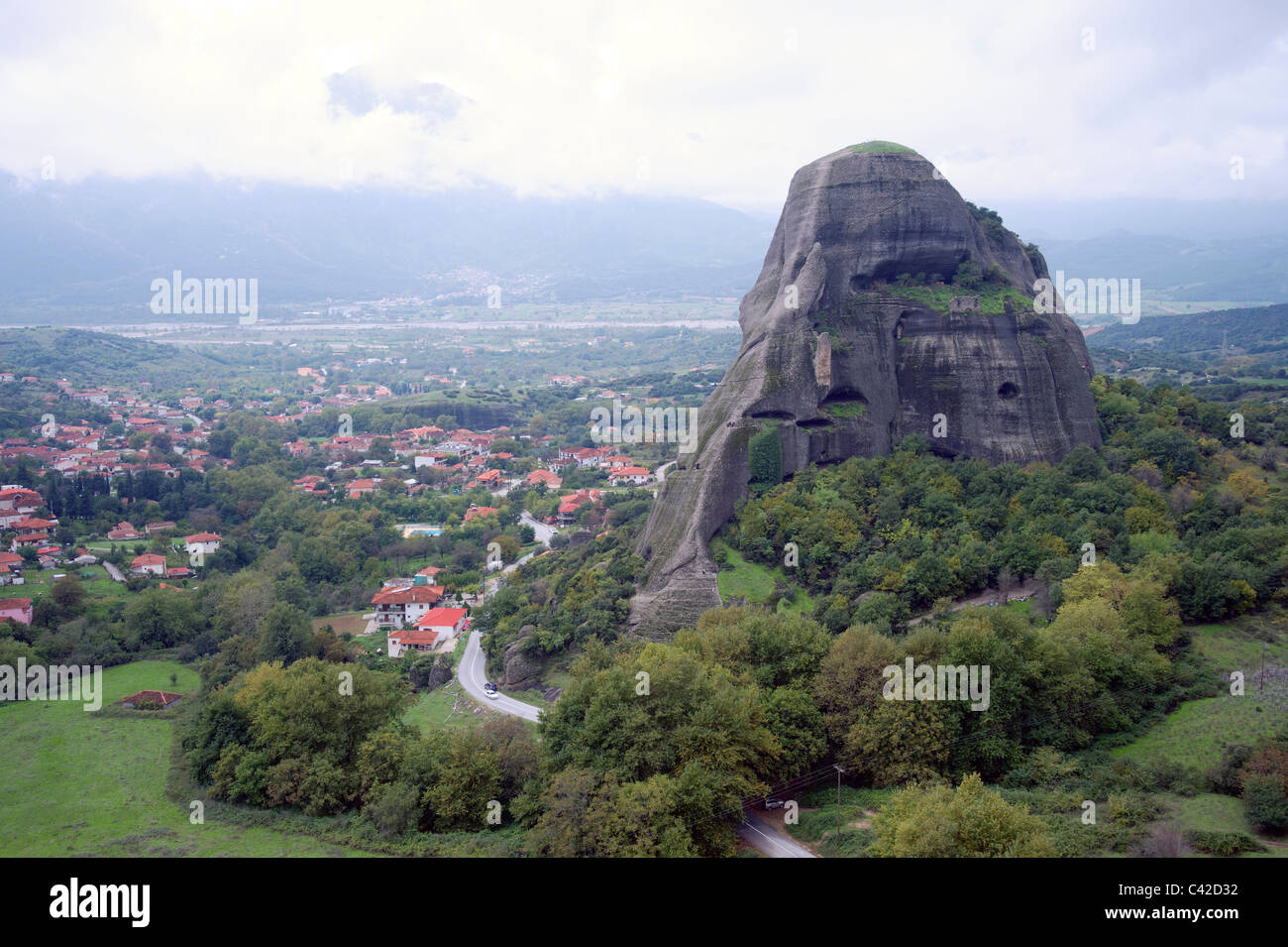 Blick auf die Meteora-Region mit dem Dorf Kastraki. Bergsteiger auf der Monolith auf der rechten Seite ersichtlich. Stockfoto
