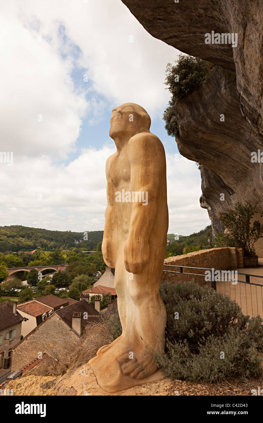 Statue des prähistorischen Menschen im Museum der Vorgeschichte bei Les Eyzies Dordogne Frankreich Europa Stockfoto