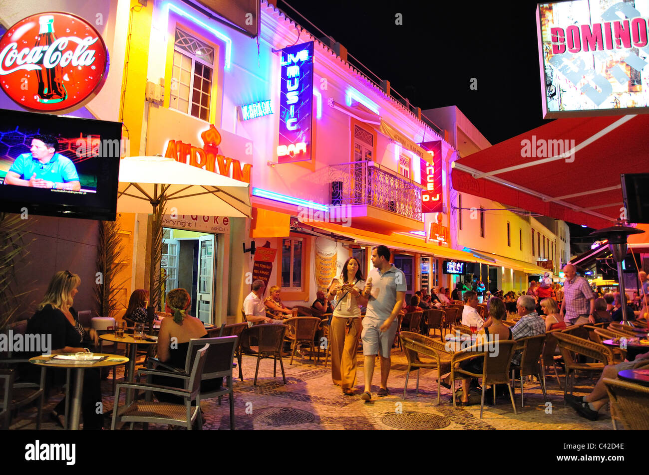 Bars im Freien bei Nacht, Candido des Reis, Albufeira, Algarve Region, Portugal Stockfoto