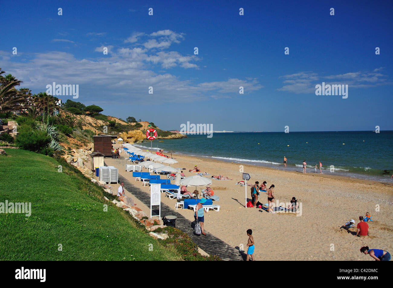 Strandblick, Praia da Oura, Region Distrikt Faro, Algarve, Portugal Stockfoto