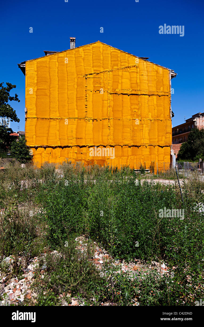 Ende des Hauses neben viel mit Wand geschützt mit aufgespritzten Material zu versiegeln Olot Garrotxa Catalunya Spanien abgerissen Stockfoto