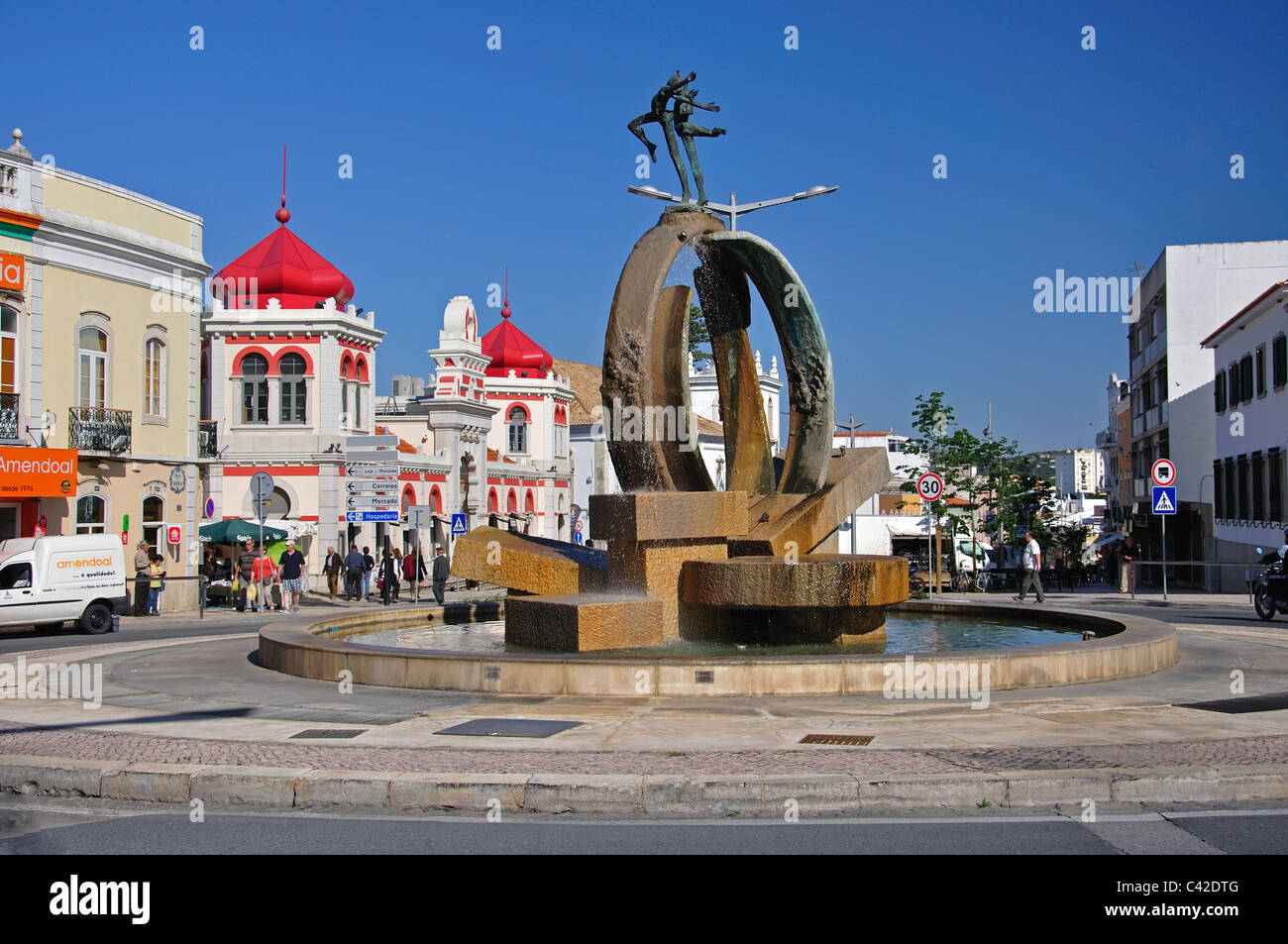 Kreisverkehr mit dem Markt von Loulé, Praca da Republica, Loulé, Algarve, Portugal Stockfoto