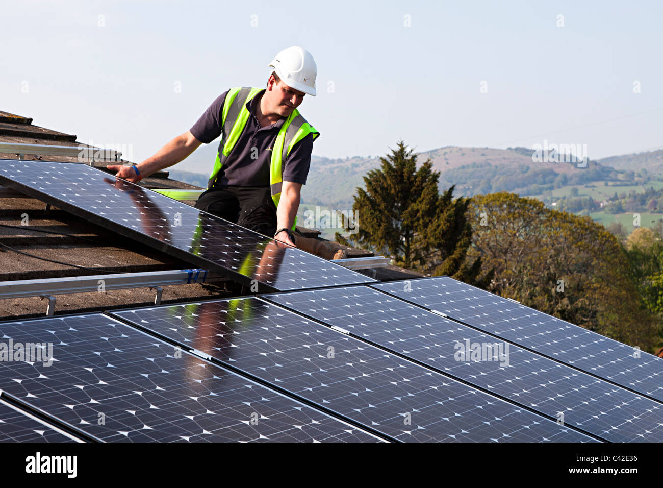 Montage solar PV-Module auf Hausdach Wales UK Stockfoto