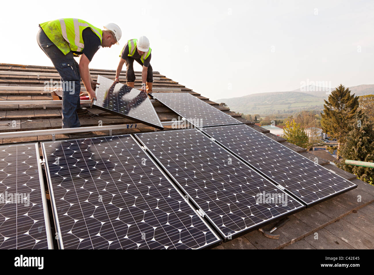 Montage solar PV-Module auf Hausdach Wales UK Stockfoto