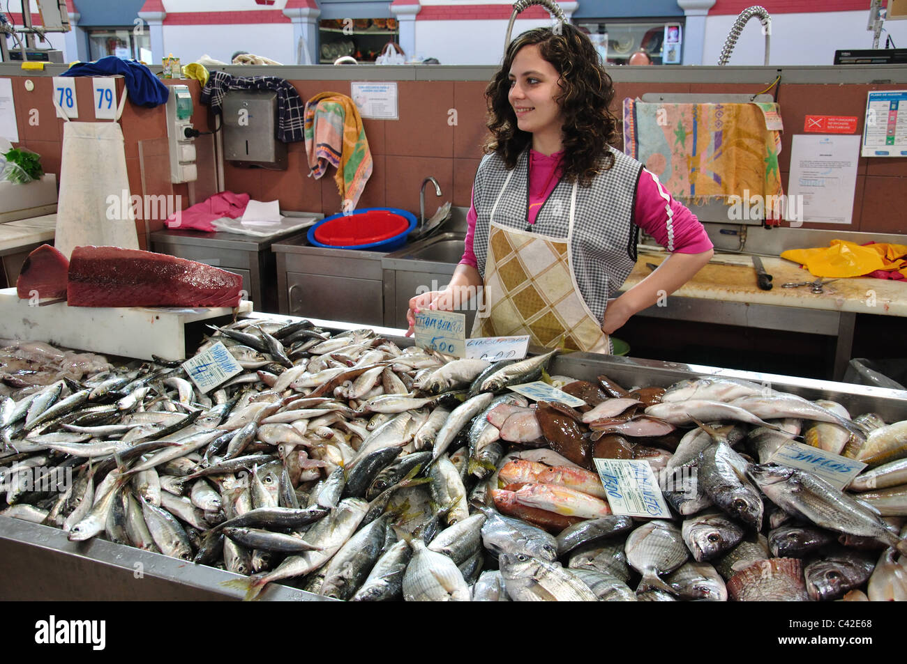 Fisch-Stall im indoor Fischmarkt, Loulé, Region Loulé, Algarve, Portugal Stockfoto