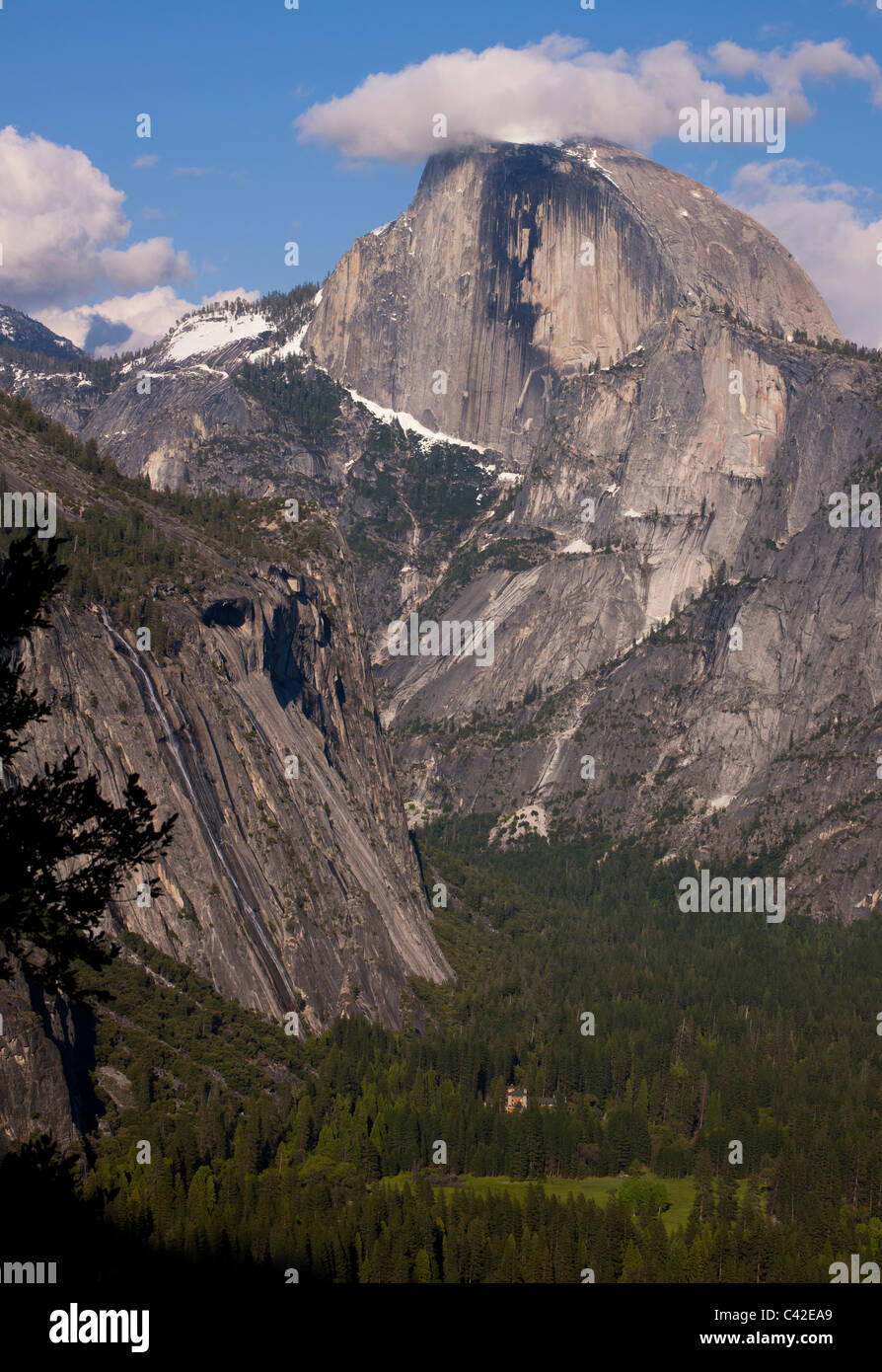 Antenne vertikale Panorama der Yosemite Valley und Half Dome im Yosemite National Park Sehenswürdigkeit, blauer Himmel Hintergrund winzige Yosemite hotel Base Stockfoto