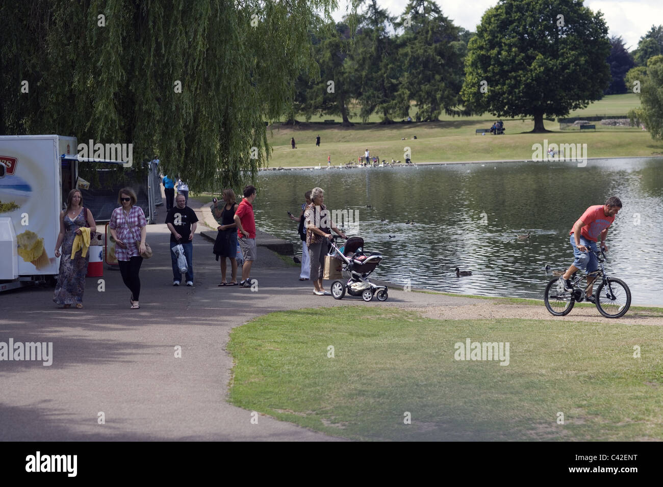 Verulamium Park. St. Albans. Hertfordshire. Home Counties; England. Sommerwochenende verwenden des Parks. Stockfoto