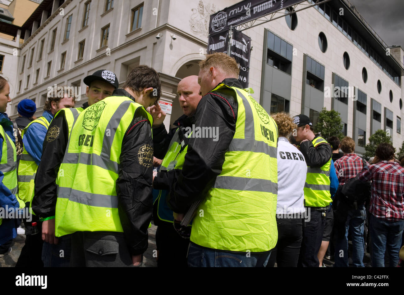 fluoreszierendes Gelb ummantelt, Beamten und Sicherheitspersonal zu Beginn des Gumball rally 3000 Covent Garden London UK Stockfoto